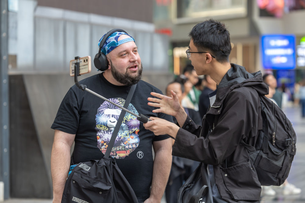 山城魅力引客来 外国游客沉浸式感受“中国式安全感”