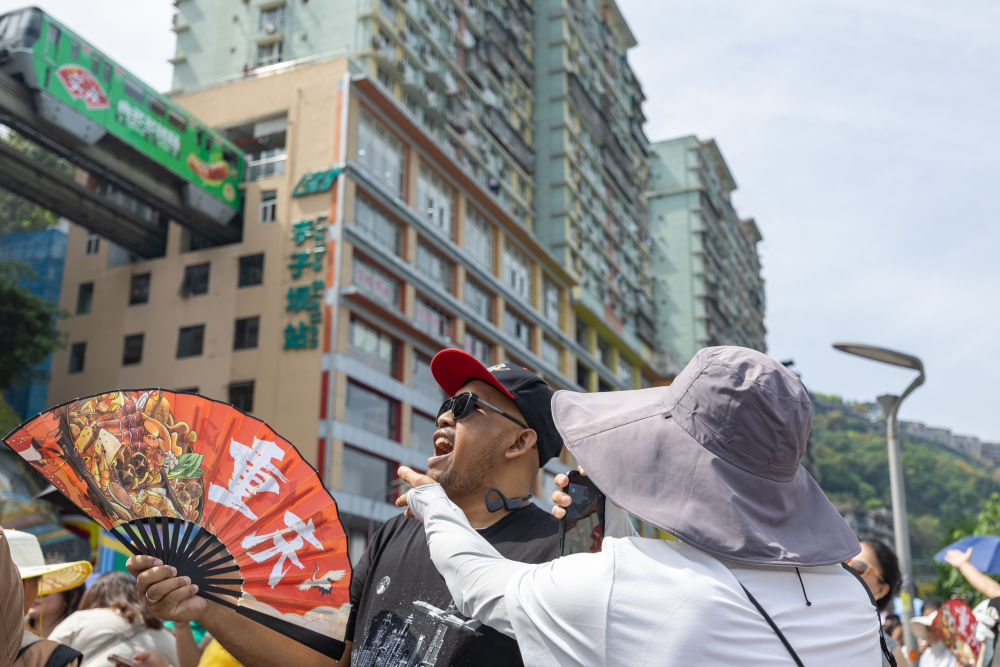 山城魅力引客来 外国游客沉浸式感受“中国式安全感”