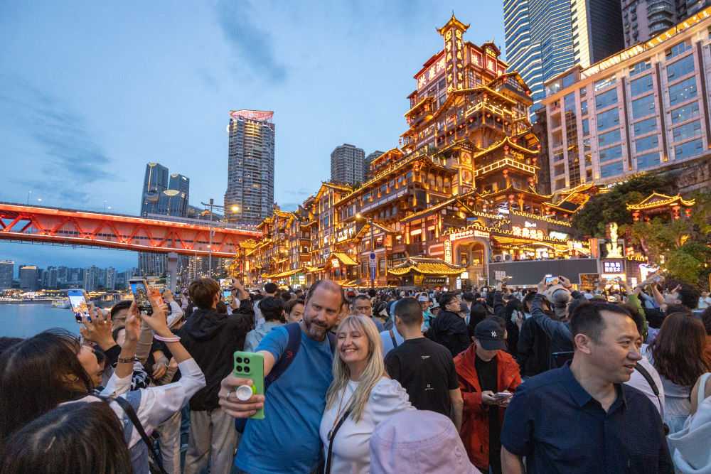 山城魅力引客来 外国游客沉浸式感受“中国式安全感”