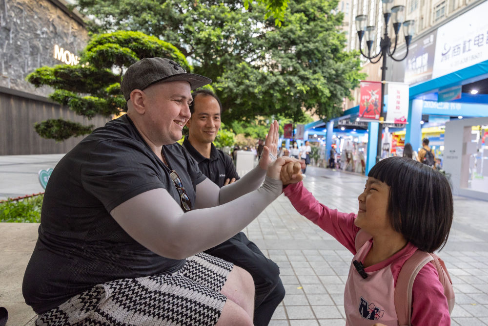山城魅力引客来 外国游客沉浸式感受“中国式安全感”