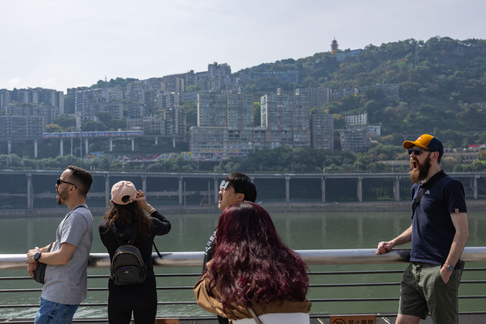 山城魅力引客来 外国游客沉浸式感受“中国式安全感”