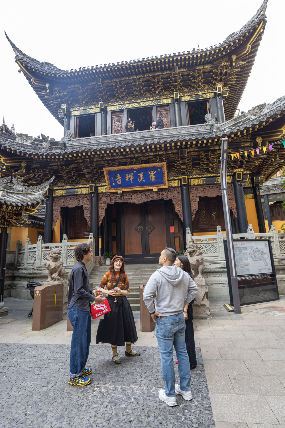 山城魅力引客来 外国游客沉浸式感受“中国式安全感”