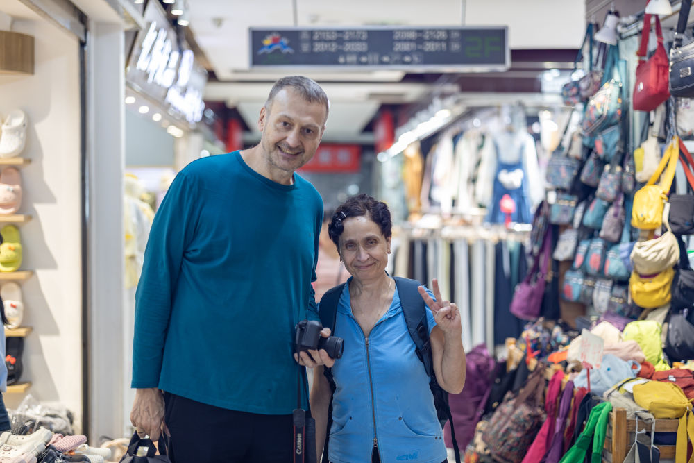 山城魅力引客来 外国游客沉浸式感受“中国式安全感”