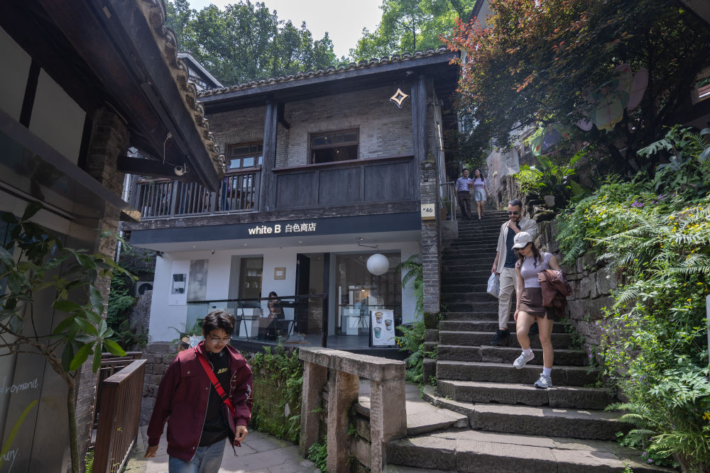 山城魅力引客来 外国游客沉浸式感受“中国式安全感”