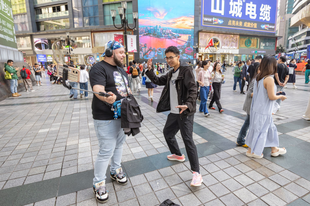 山城魅力引客来 外国游客沉浸式感受“中国式安全感”