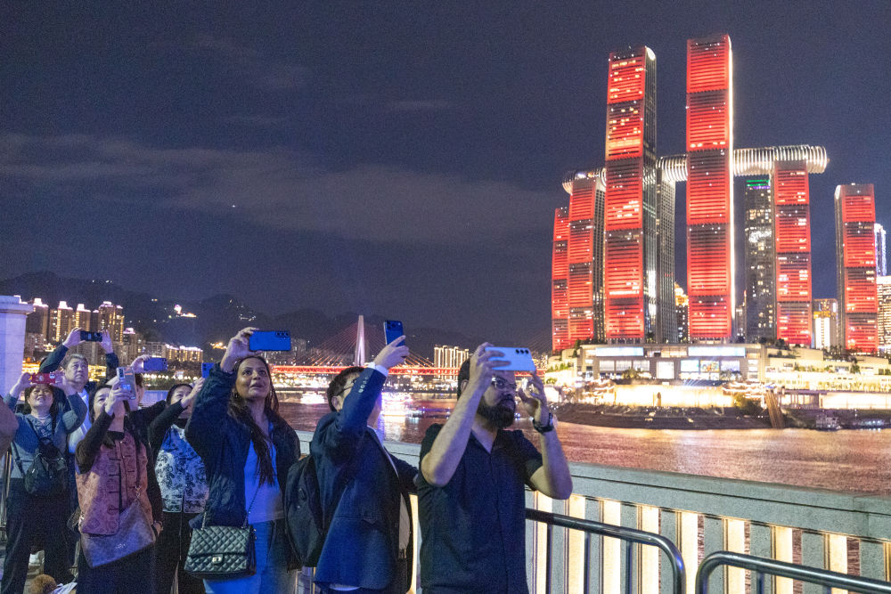 山城魅力引客来 外国游客沉浸式感受“中国式安全感”