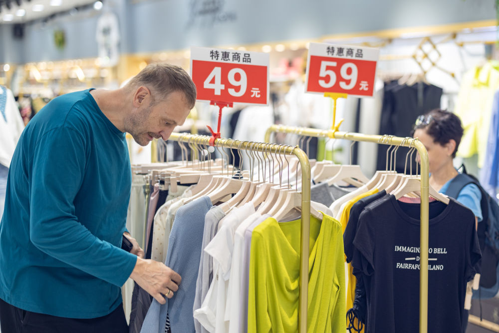 山城魅力引客来 外国游客沉浸式感受“中国式安全感”