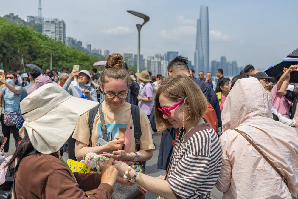 山城魅力引客来 外国游客沉浸式感受“中国式安全感”