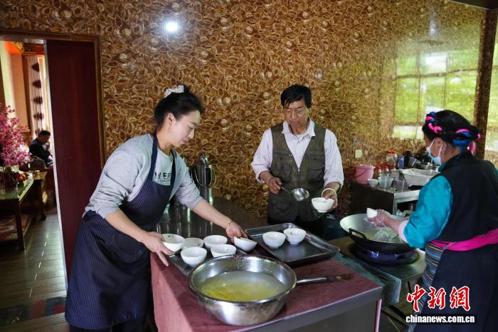 (滇藏公路50年)西藏盐井加加面:越加越幸福