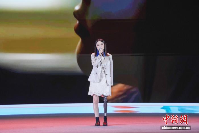 铿锵玫瑰广西女孩“翁右右”：逆境向阳而行 以网络微光汇聚善意暖流