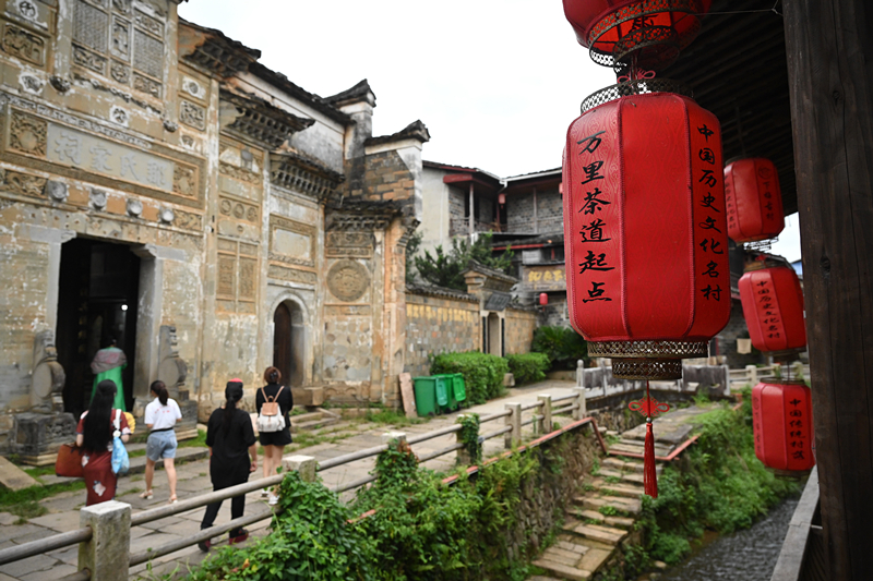 2023年9月5日，游客在福建武夷山下梅村参观。