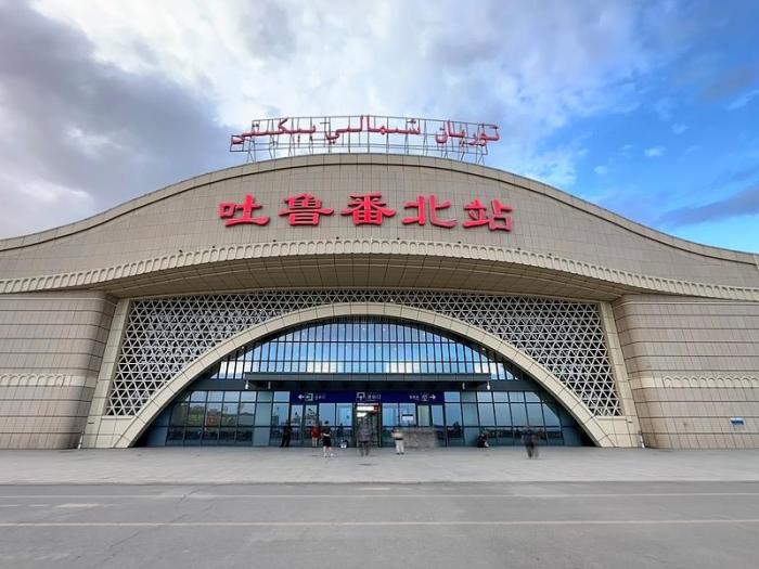 乒乓球、鱼儿排队过安检?高铁站里的“消费新图鉴”