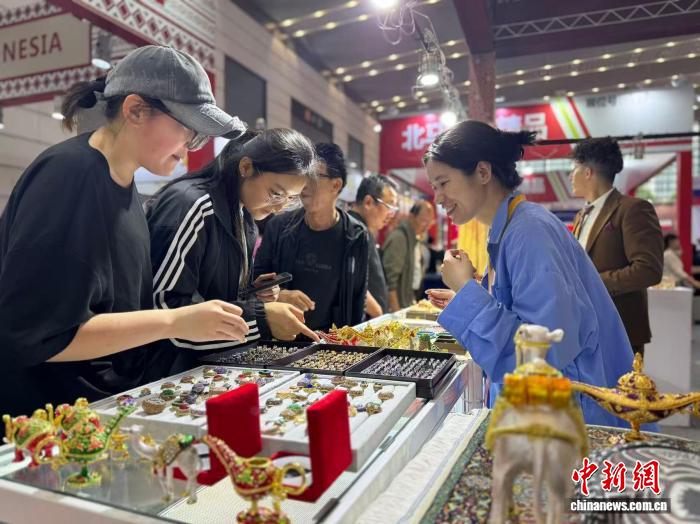 从“过客”到“常驻”:海外客商在丝博会找到“新丝路”