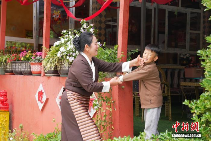 西藏拥青一家的时代变迁:归于故乡 寻得“身份” 西藏拥青一家的时代变迁:归于故乡 寻得“身份”