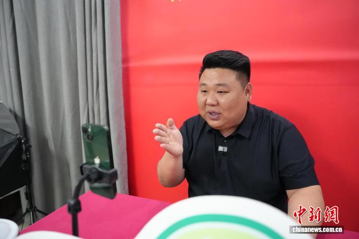 (乡村行·看振兴)“90后”村干部直播间里解民忧 家常话讲透“惠民账”