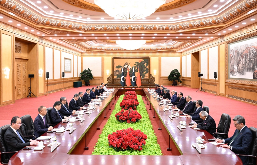 习近平会见巴基斯坦总理夏巴兹