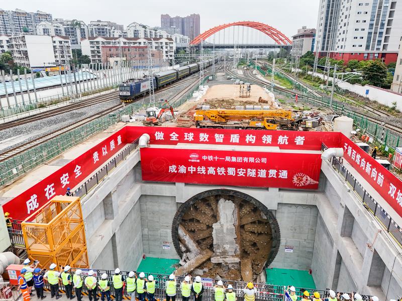 74载钢轨延伸，双城蝶变启新程 从“蜀道通”到“一小时生活圈”