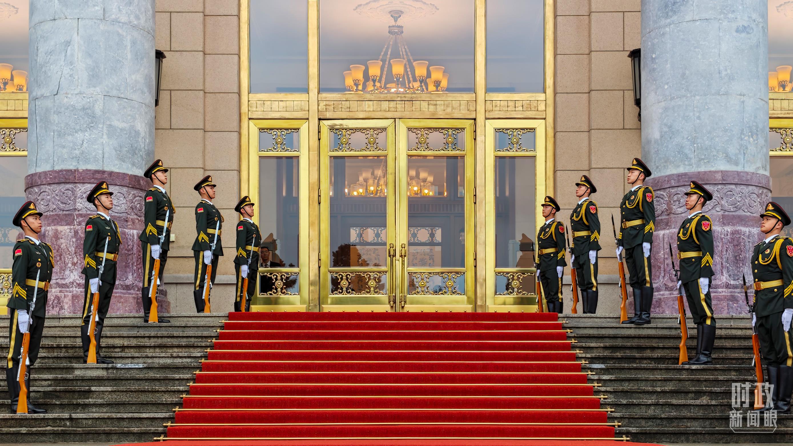 时政新闻眼丨北京再聚首,“铁杆朋友”达成哪些重要成果? △礼兵与红毯,人民大会堂。(总台央视记者张垚拍摄)
