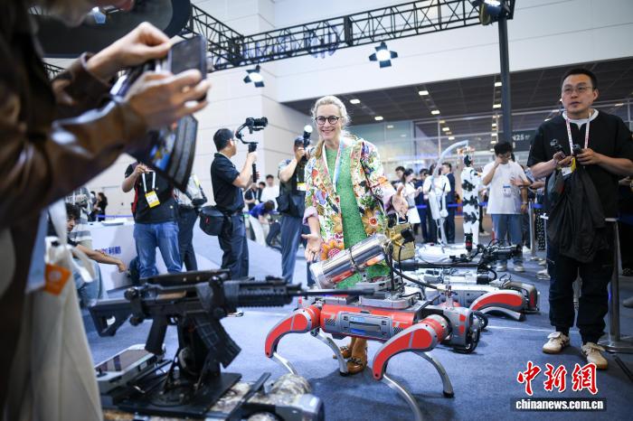 智博会观察:中国工业机器人“走出去”提速 智博会观察:中国工业机器人“走出去”提速