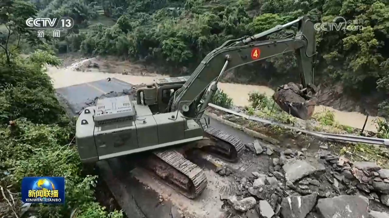 【党旗在基层一线高高飘扬】党员先锋队抢通群众出行路