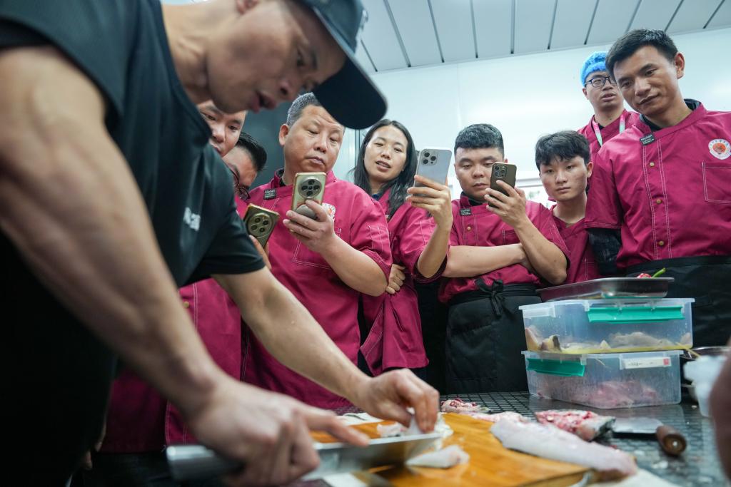 记者手记:别用急火猛烤“烧烤学院”