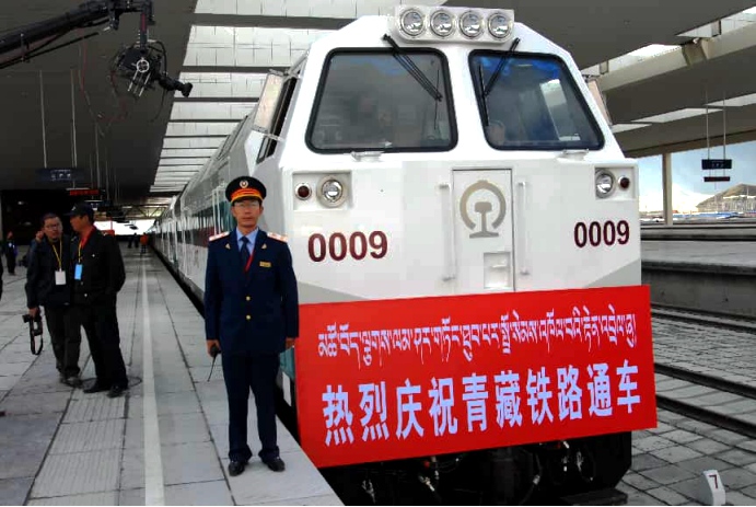 2006年7月1日，青藏铁路全线通车，铁路职工在拉萨车站首发机车前留影纪念。拉萨火车站供图