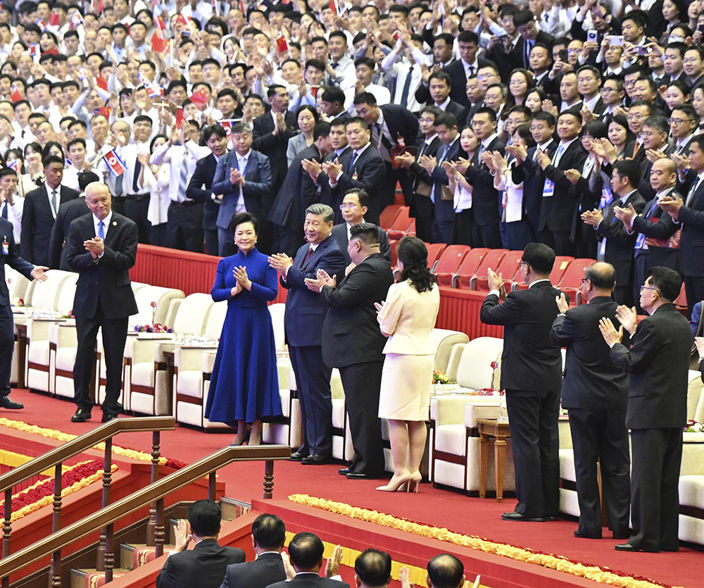 习近平和彭丽媛观看朝鲜专场文艺演出