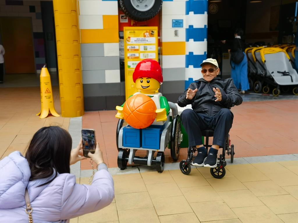 “活力老人”让暑期旅游市场“热上加热”