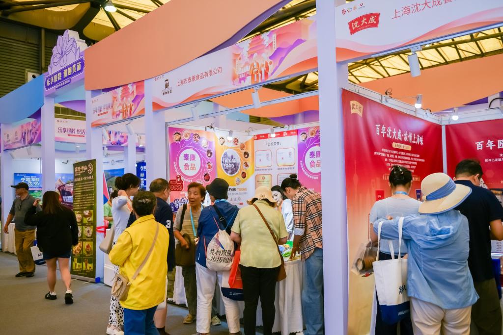 “活力老人”让暑期旅游市场“热上加热”