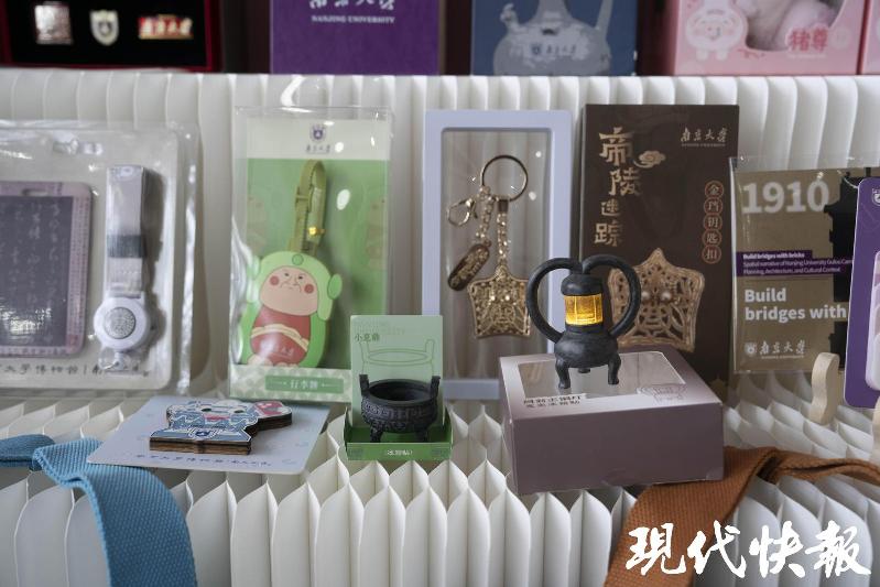 文化中国行 | 从博物馆展柜到年轻人的书包,文物正在“活”起来 文化中国行 | 从博物馆展柜到年轻人的书包,文物正在“活”起来