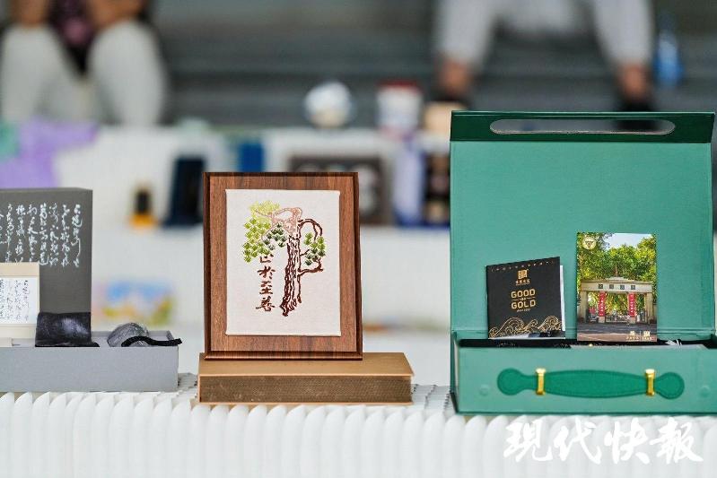 文化中国行 | 从博物馆展柜到年轻人的书包,文物正在“活”起来 文化中国行 | 从博物馆展柜到年轻人的书包,文物正在“活”起来