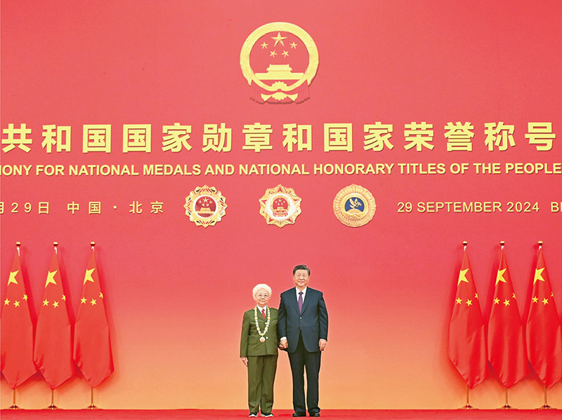 人民领袖|光影深处的底色 2024年9月29日,习近平总书记向“人民艺术家”国家荣誉称号获得者田华颁授奖章。