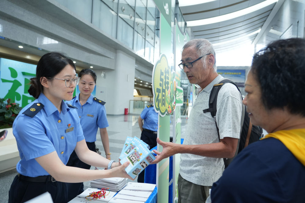 列车上,两岸旅客共迎端午 列车上,两岸旅客共迎端午