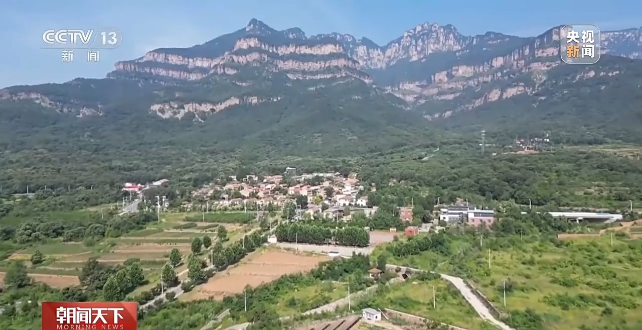 伟大征程丨一锤一钎劈山引水 他们在悬崖峭壁上凿出“人工天河”