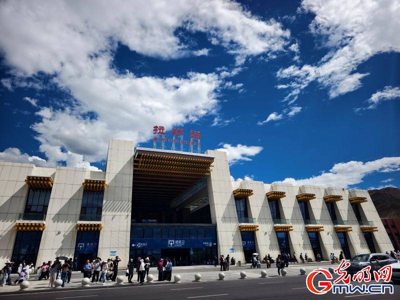 【见证天路变迁】驾驶火车在青藏线上跑了5400多次