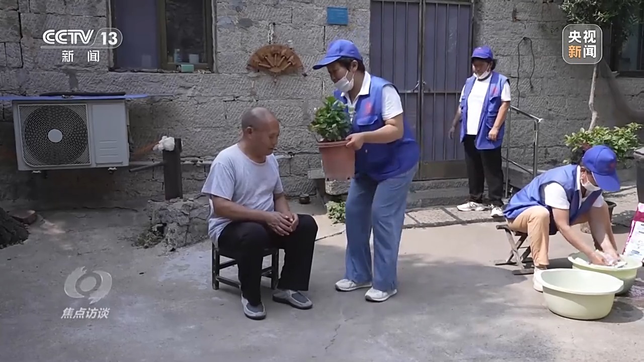 焦点访谈丨物质+服务 社会救助法为困难群众撑起“暖心伞”