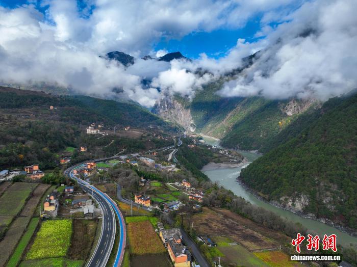 滇藏公路通车50周年:穿越横断山的现代之路