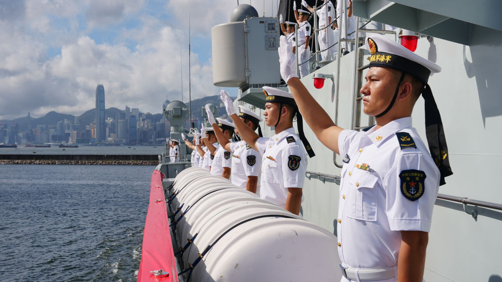综述:国安家好庆回归 香江舰影引热潮——南宁舰、衡阳舰抵港激发爱国热情 综述:国安家好庆回归 香江舰影引热潮——南宁舰、衡阳舰抵港激发爱国热情