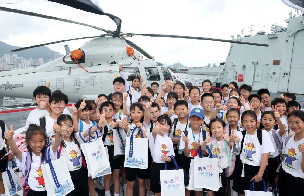 综述:国安家好庆回归 香江舰影引热潮——南宁舰、衡阳舰抵港激发爱国热情 综述:国安家好庆回归 香江舰影引热潮——南宁舰、衡阳舰抵港激发爱国热情