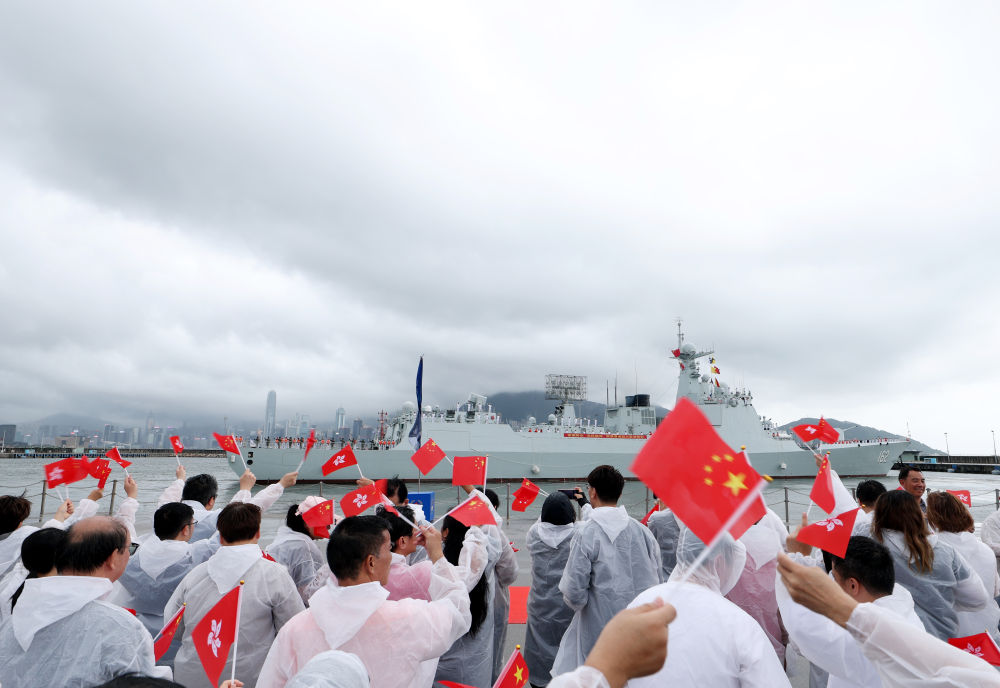 综述:国安家好庆回归 香江舰影引热潮——南宁舰、衡阳舰抵港激发爱国热情 综述:国安家好庆回归 香江舰影引热潮——南宁舰、衡阳舰抵港激发爱国热情