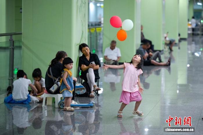 四川成都:489座地铁站变身夏日公益便民“清凉港湾”
