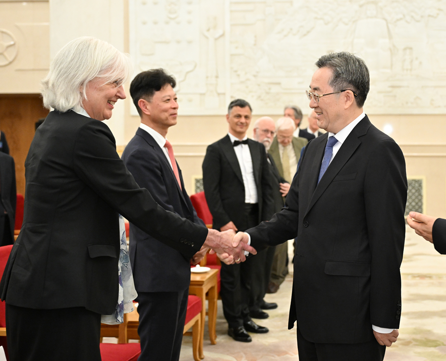 丁薛祥接见国际科技合作奖获奖外国专家