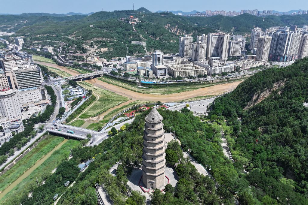国际友人在革命圣地延安“重走斯诺路”