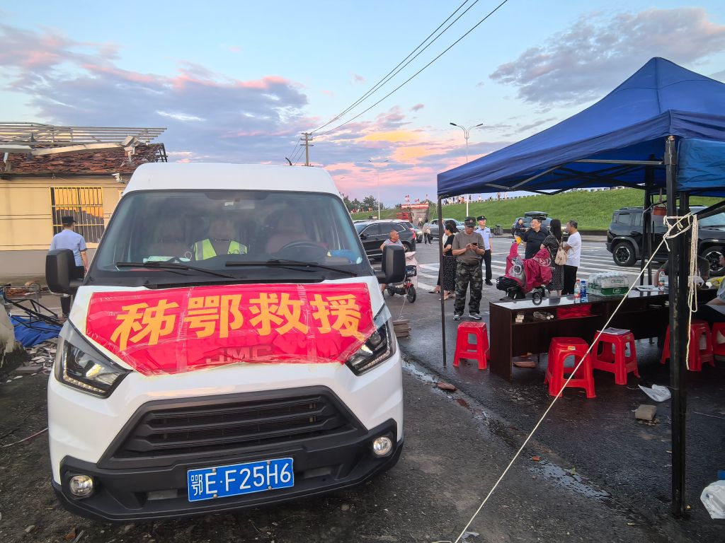 闻“风”而动——党员干部奋战湖北黄冈龙卷风灾害救援一线