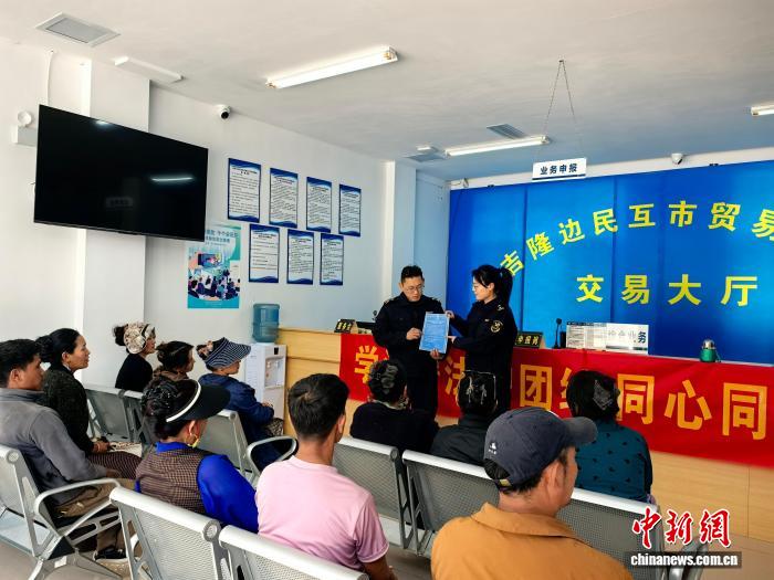 西藏吉隆口岸:秒级通关提效能 中尼边贸提质增效