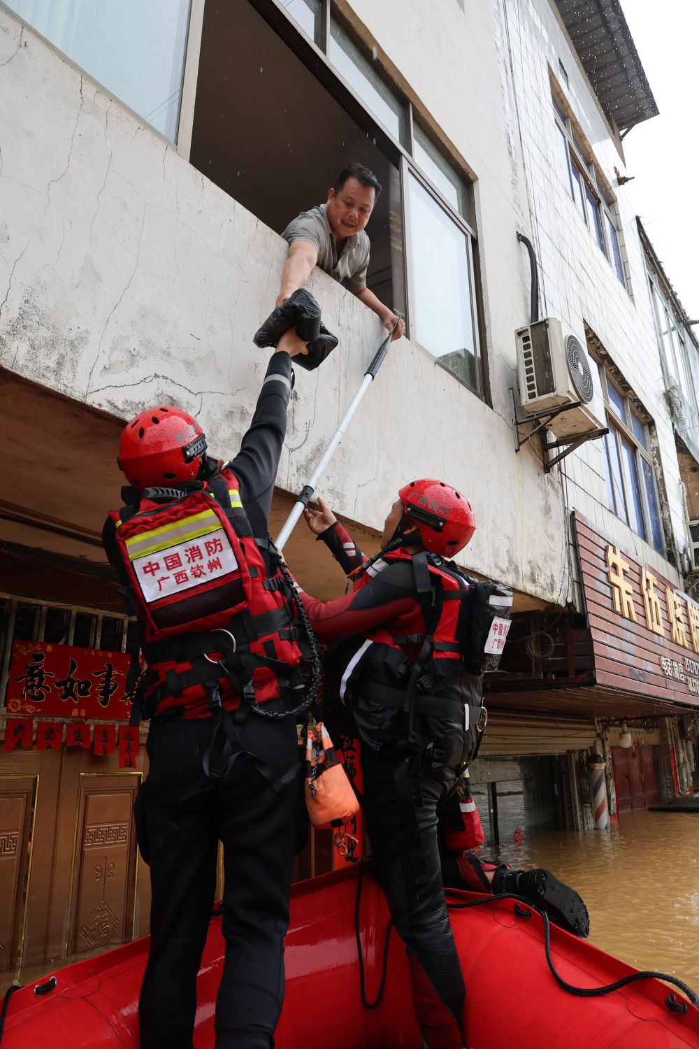 众志成城 抢险救援——广西抗洪救灾一线见闻 众志成城 抢险救援——广西抗洪救灾一线见闻
