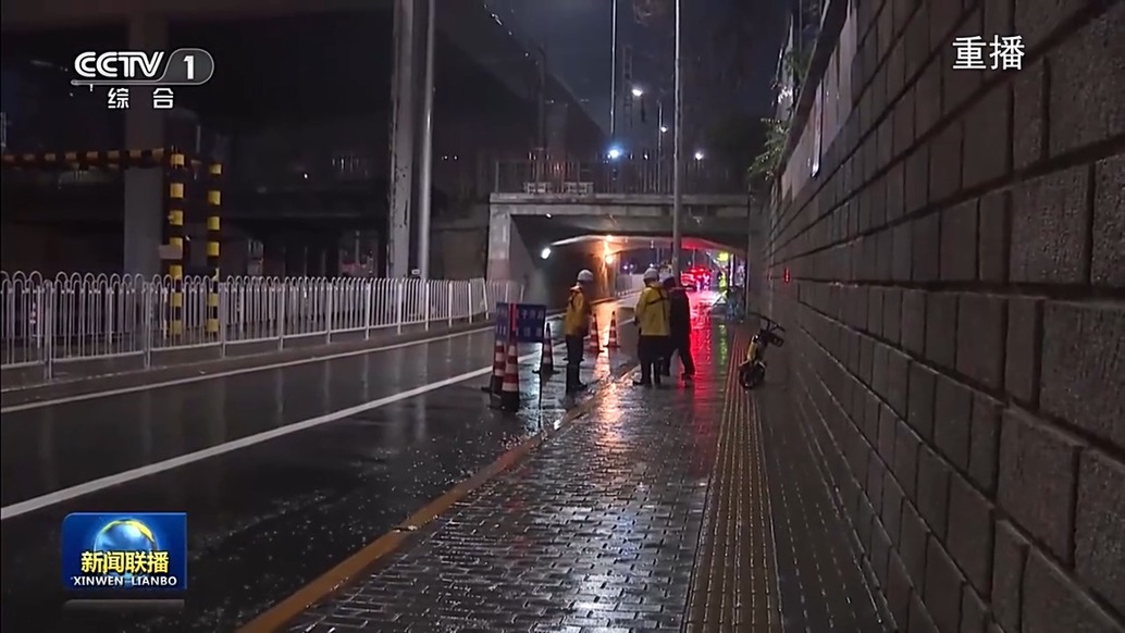 党旗在基层一线高高飘扬丨闻汛而动!风雨之夜的暖心守护