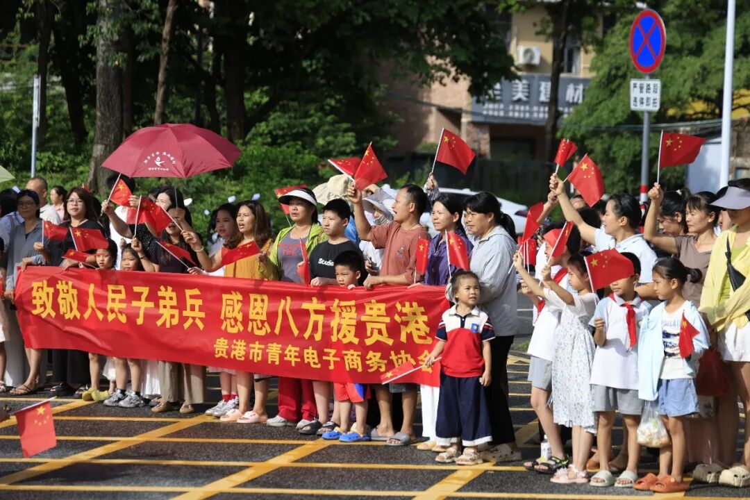 暖心刷屏!广西贵港群众夹道欢送消防救援队伍 图片
