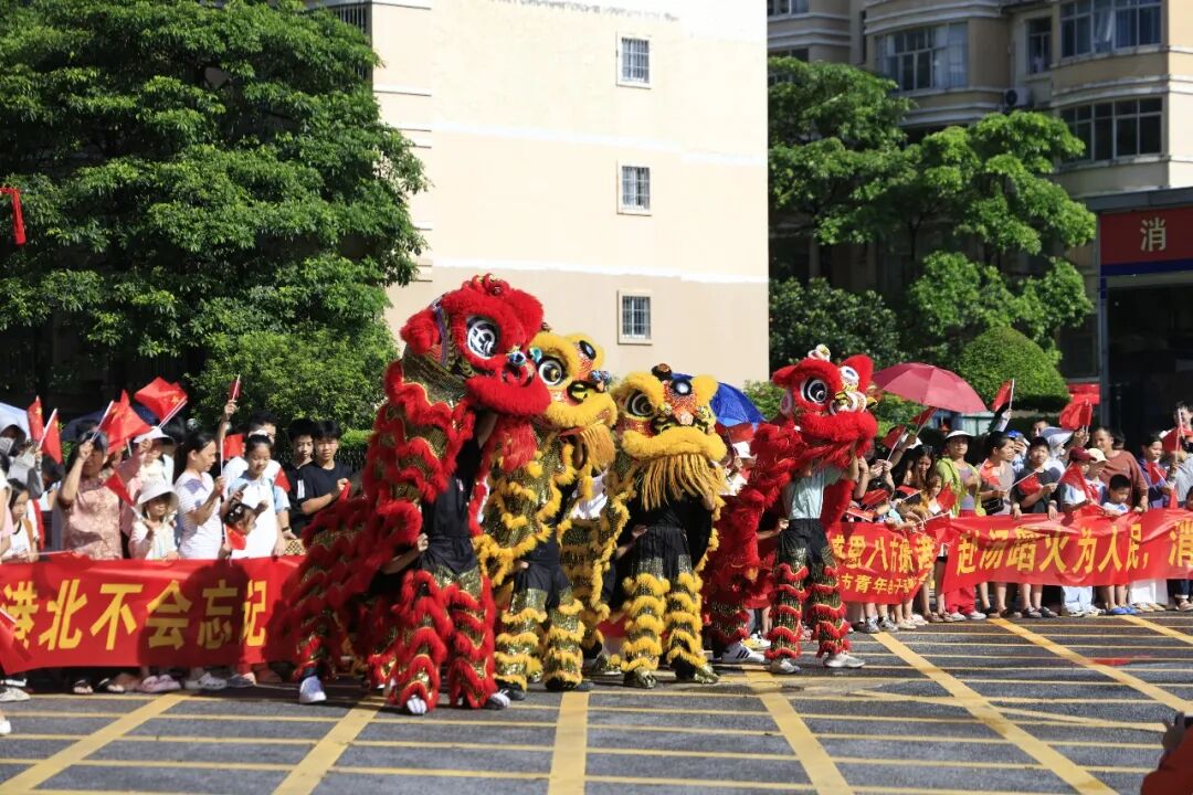 暖心刷屏!广西贵港群众夹道欢送消防救援队伍 图片
