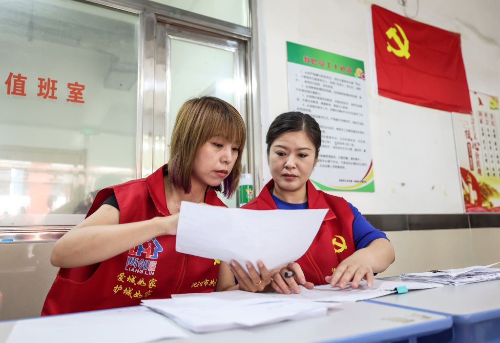 基层一线党旗红丨党员在抗洪救灾一线